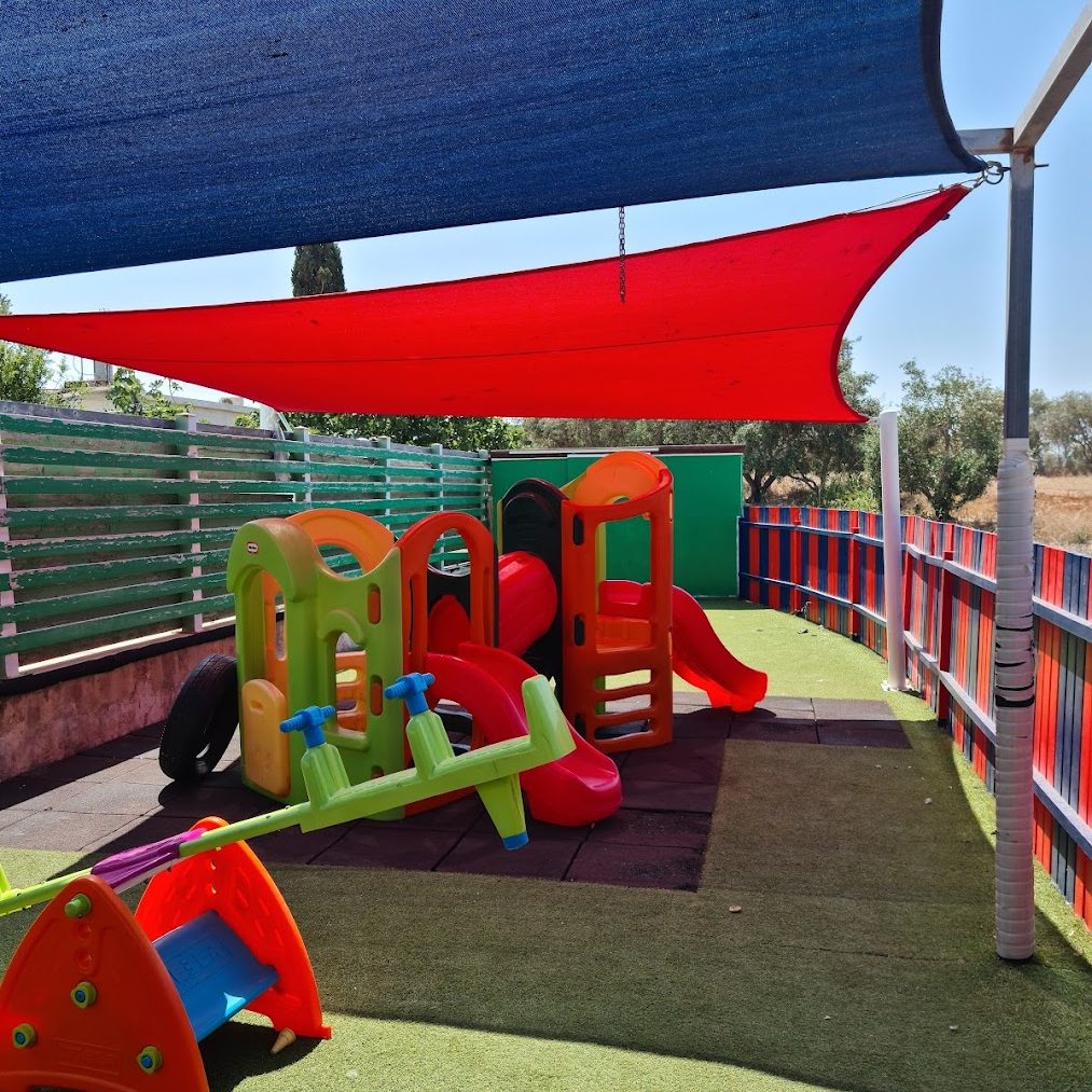 indergarten in Paphos – Erfahrungsberichte & Tipps für Familien auf Zypern Kindergarten in Paphos mit Außenspielbereich und Rutsche – Alltag für Familien auf Zypern