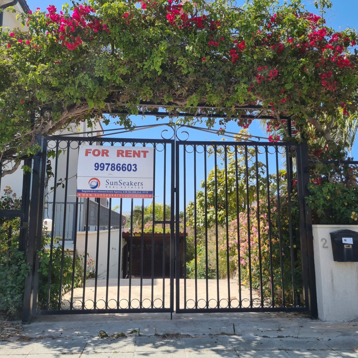 Immobiliensuche in Paphos – unsere Tipps für Familien auf Zypern Haus mit For-Rent-Schild auf Zypern – Tipps für die Immobiliensuche in Paphos mit Familie